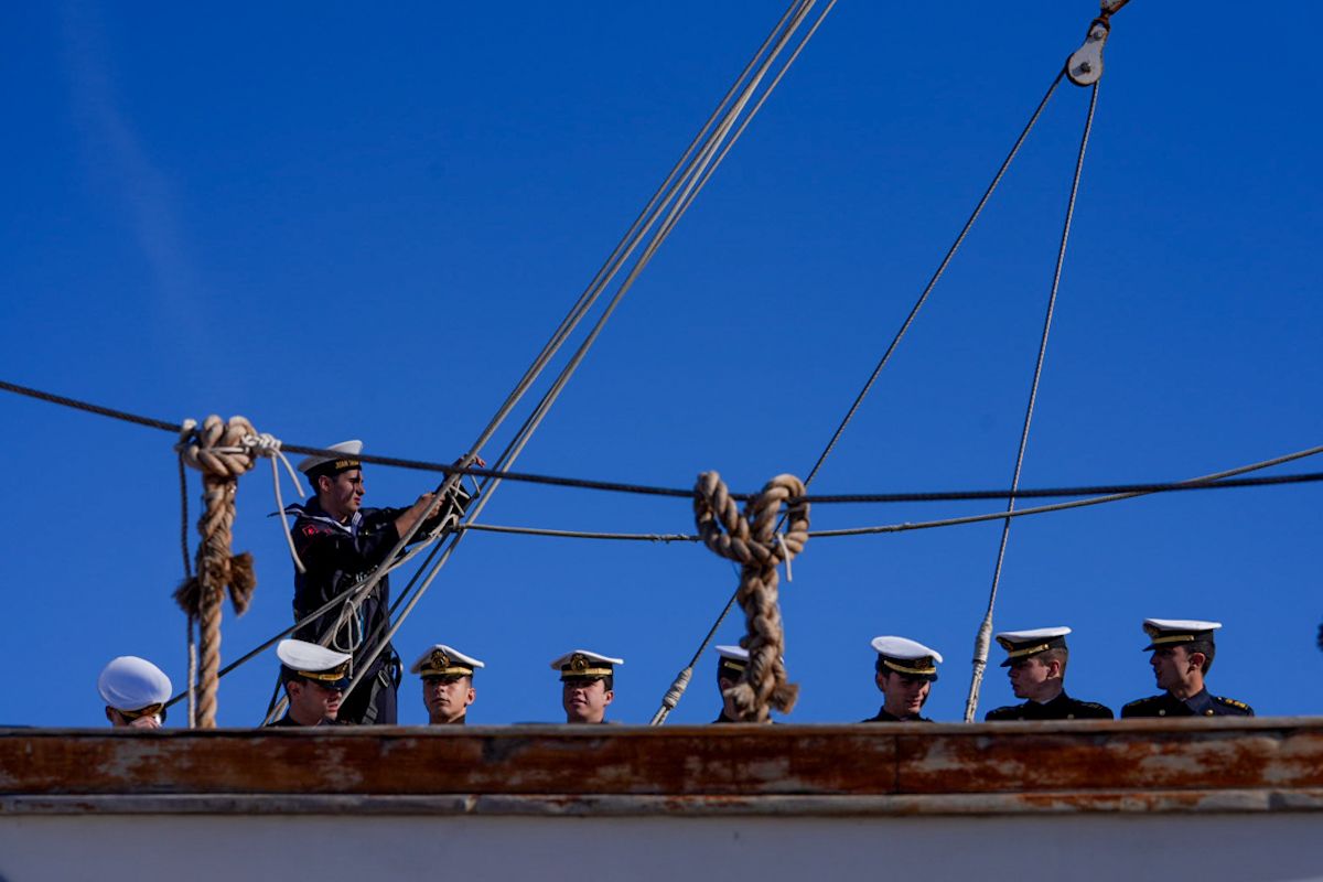 98 salida de Elcano desde el muelle de Cádiz 11