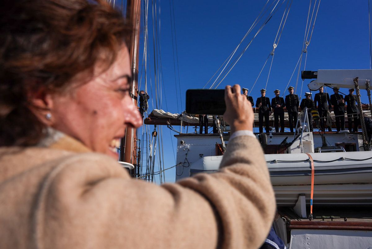 98 salida de Elcano desde el muelle de Cádiz 13