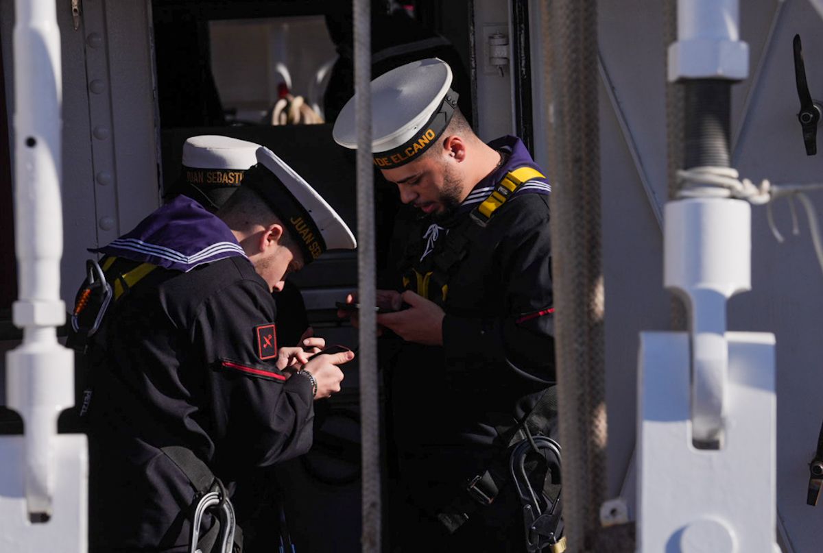 98 salida de Elcano desde el muelle de Cádiz 14