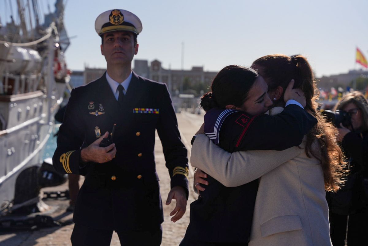 98 salida de Elcano desde el muelle de Cádiz 15