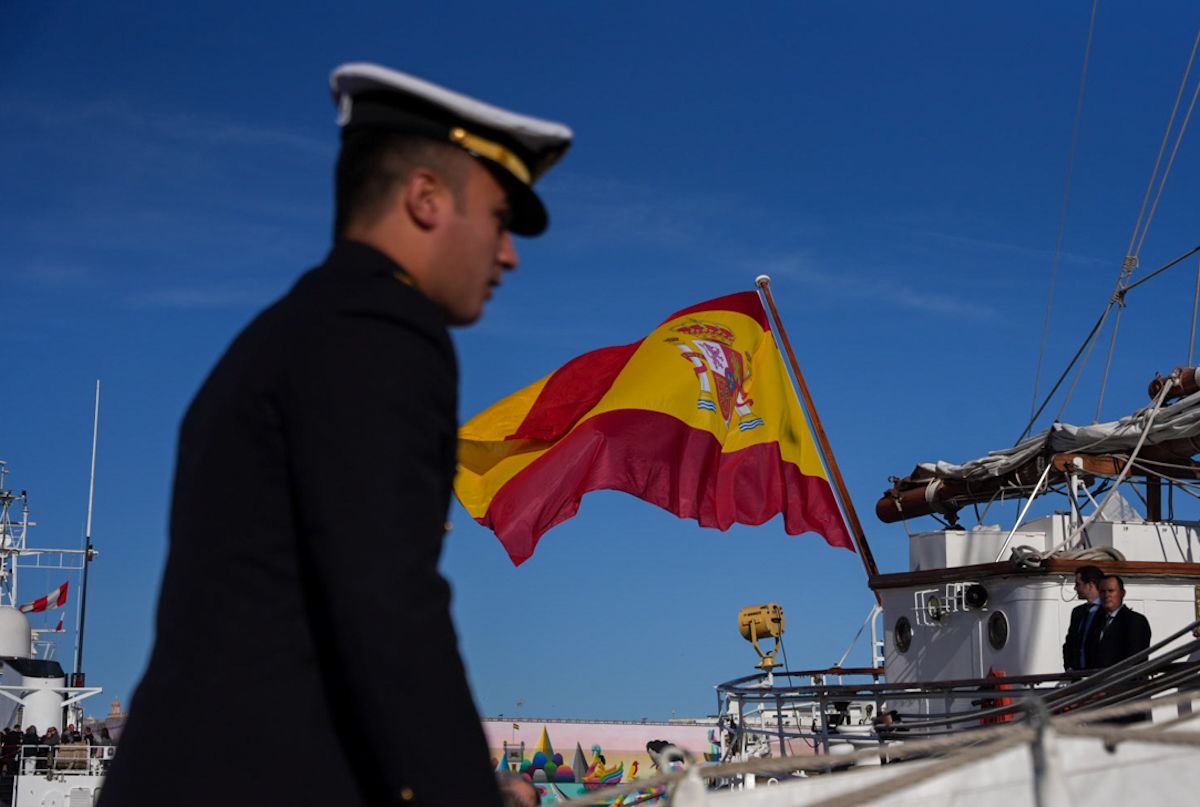 Un guardamarina se encamina a la pasarela de acceso para embarcar.
