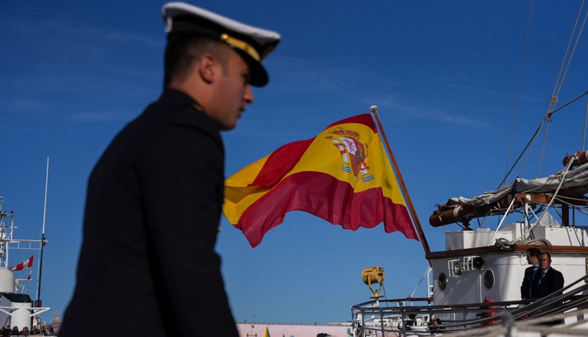 Un guardamarina se encamina a la pasarela de acceso para embarcar.