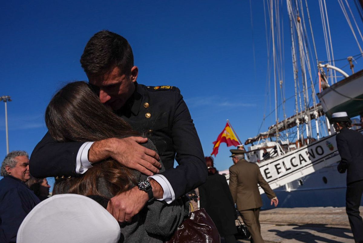 98 salida de Elcano desde el muelle de Cádiz 17