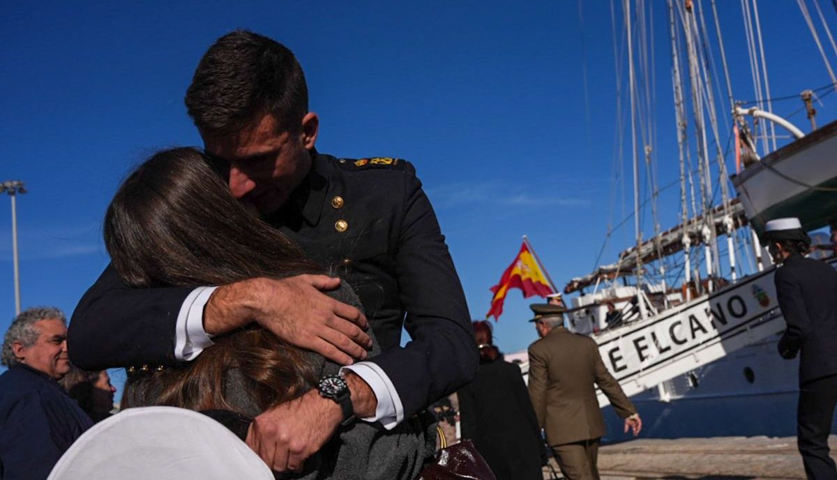 98 salida de Elcano desde el muelle de Cádiz 17