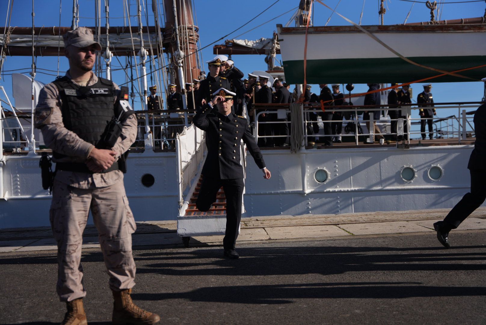 98 salida de Elcano desde el muelle de Cádiz 21
