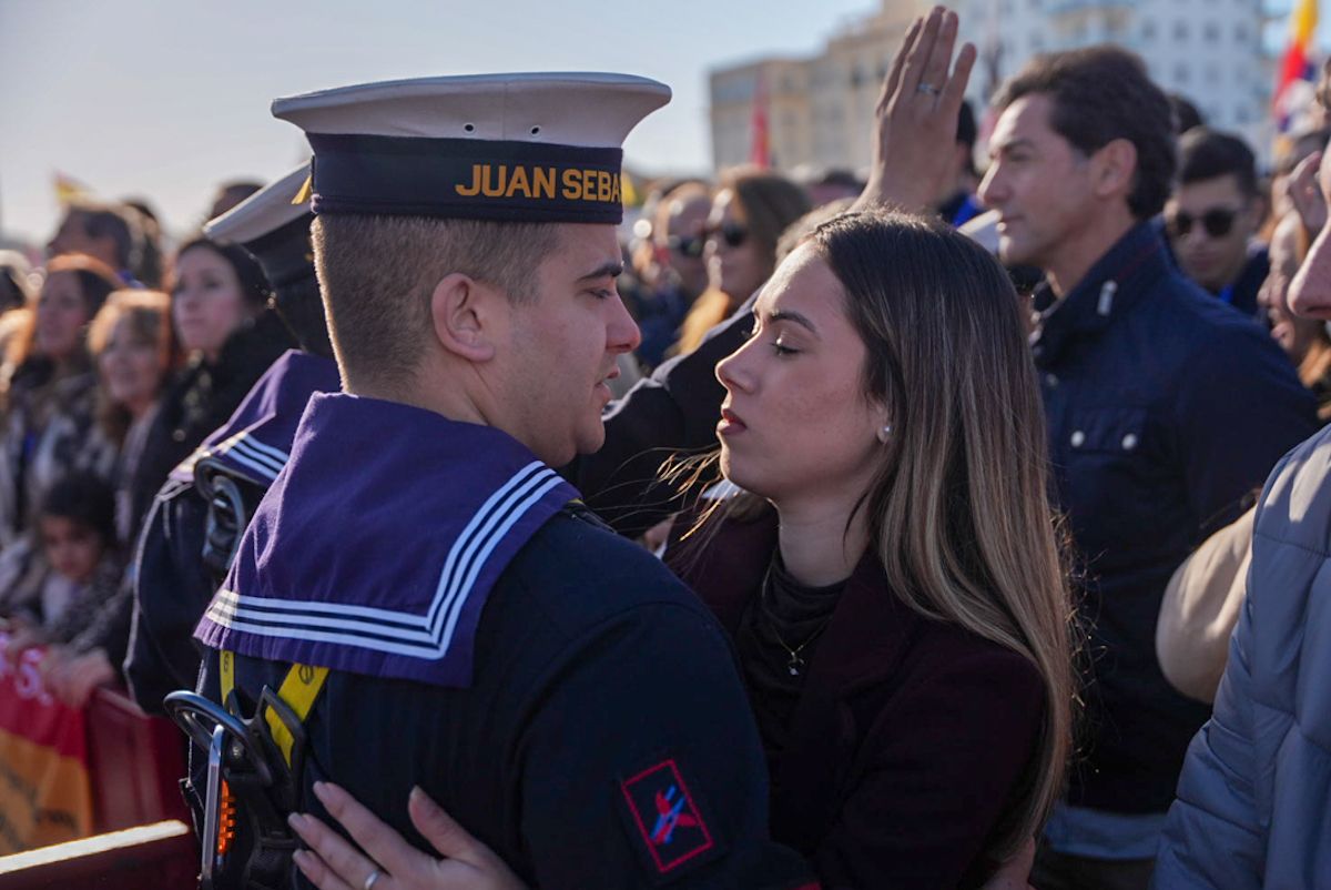 Un miembro de la marinería se despide en el muelle, en la salida este sábado 10 de enero de Elcano.