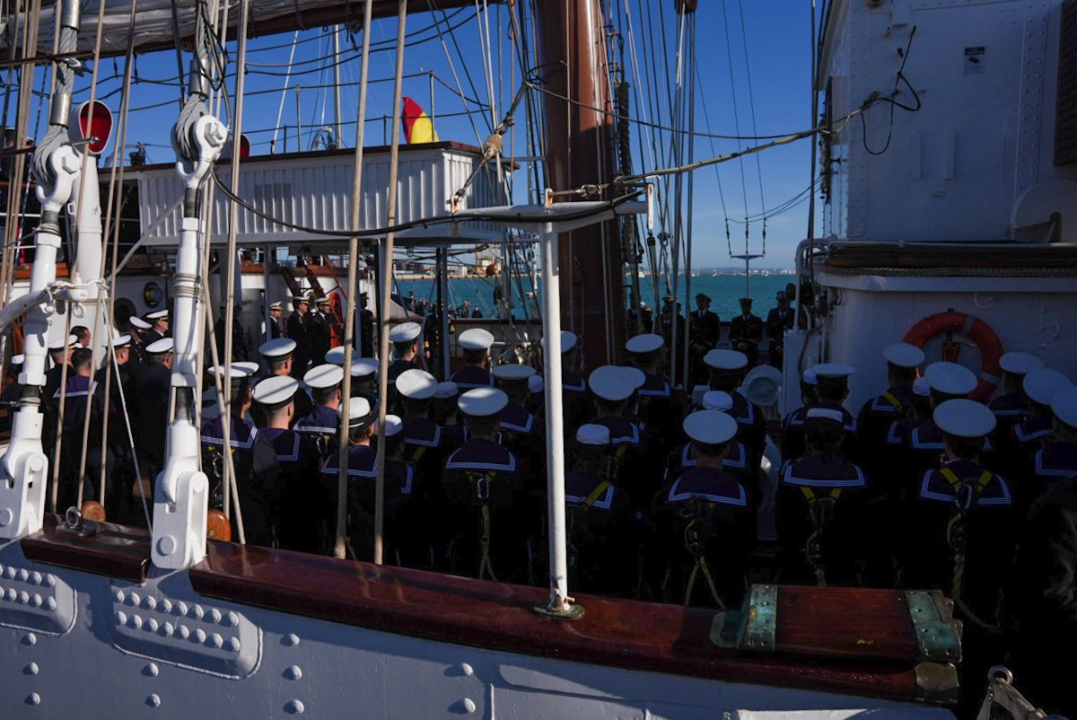 98 salida de Elcano desde el muelle de Cádiz 22