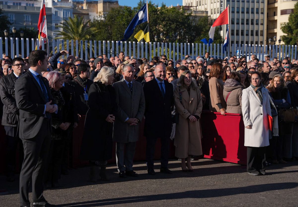98 salida de Elcano desde el muelle de Cádiz 24