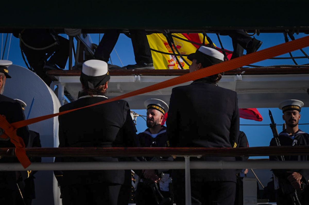 98 salida de Elcano desde el muelle de Cádiz 26