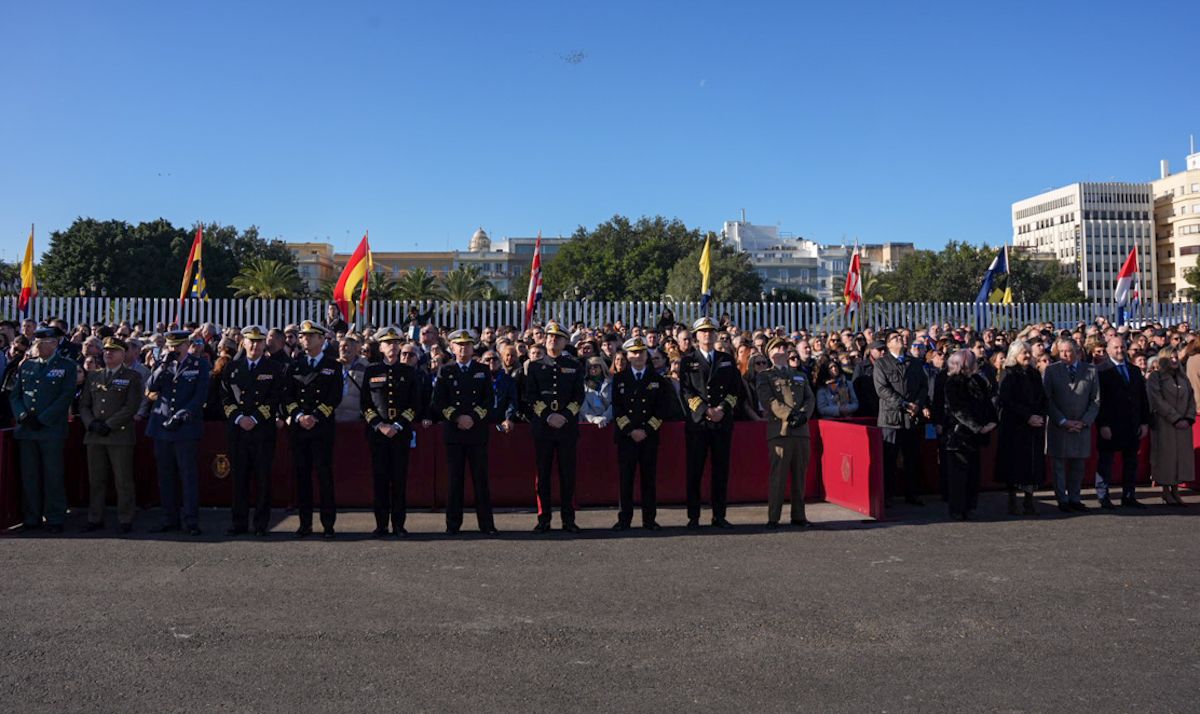 98 salida de Elcano desde el muelle de Cádiz 25