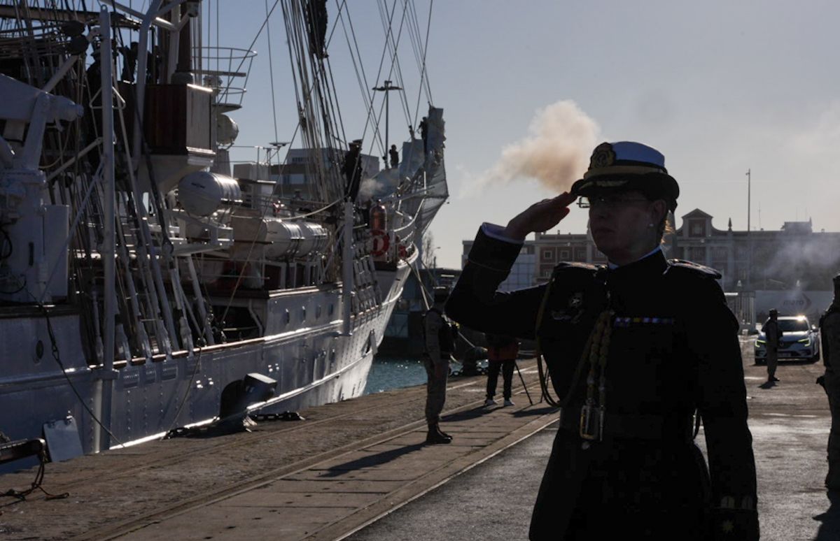 98 salida de Elcano desde el muelle de Cádiz 27
