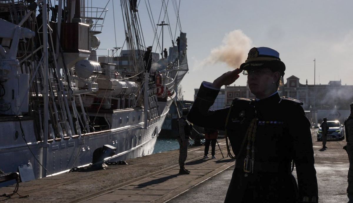 98 salida de Elcano desde el muelle de Cádiz 27