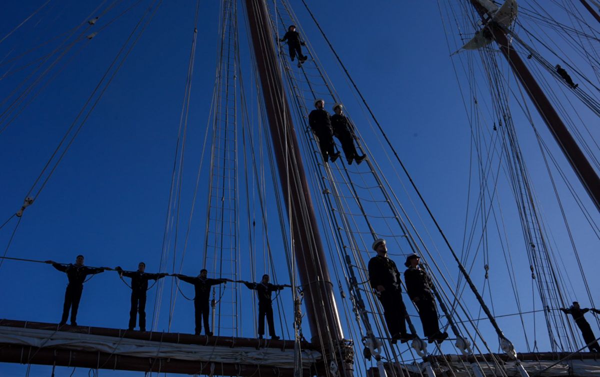 98 salida de Elcano desde el muelle de Cádiz 28