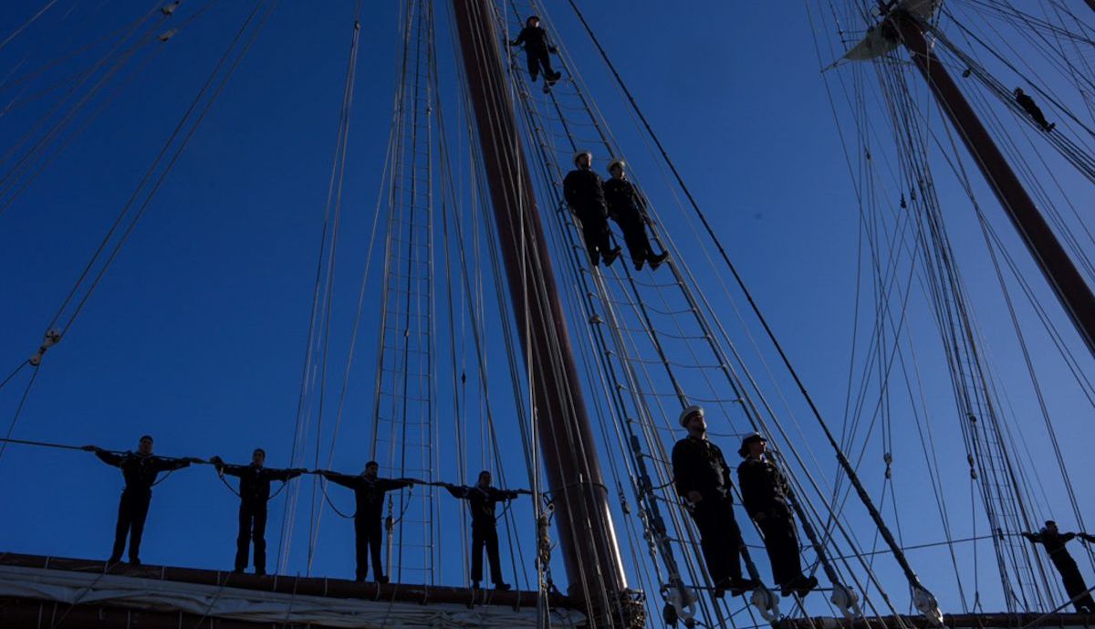 98 salida de Elcano desde el muelle de Cádiz 28