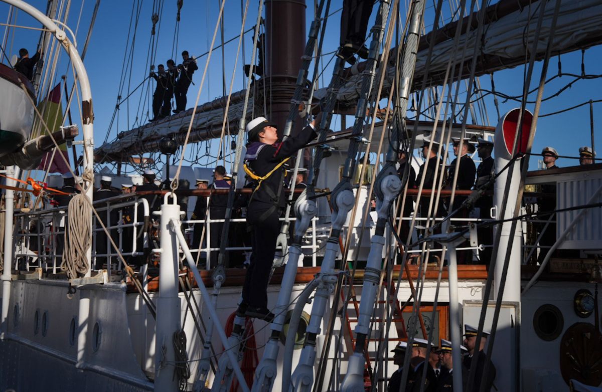 98 salida de Elcano desde el muelle de Cádiz 32