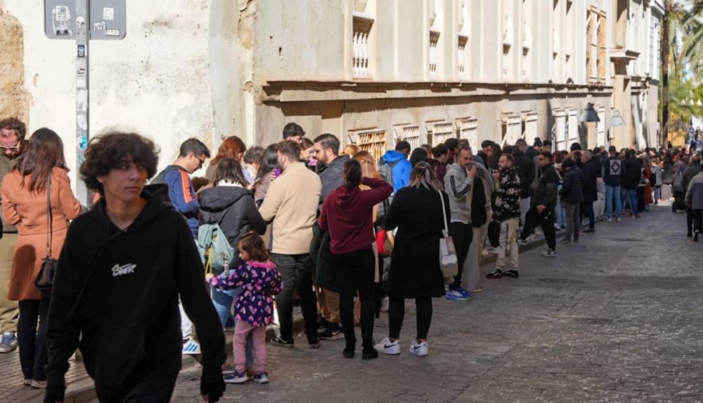 Largas colas para las entradas del COAC.