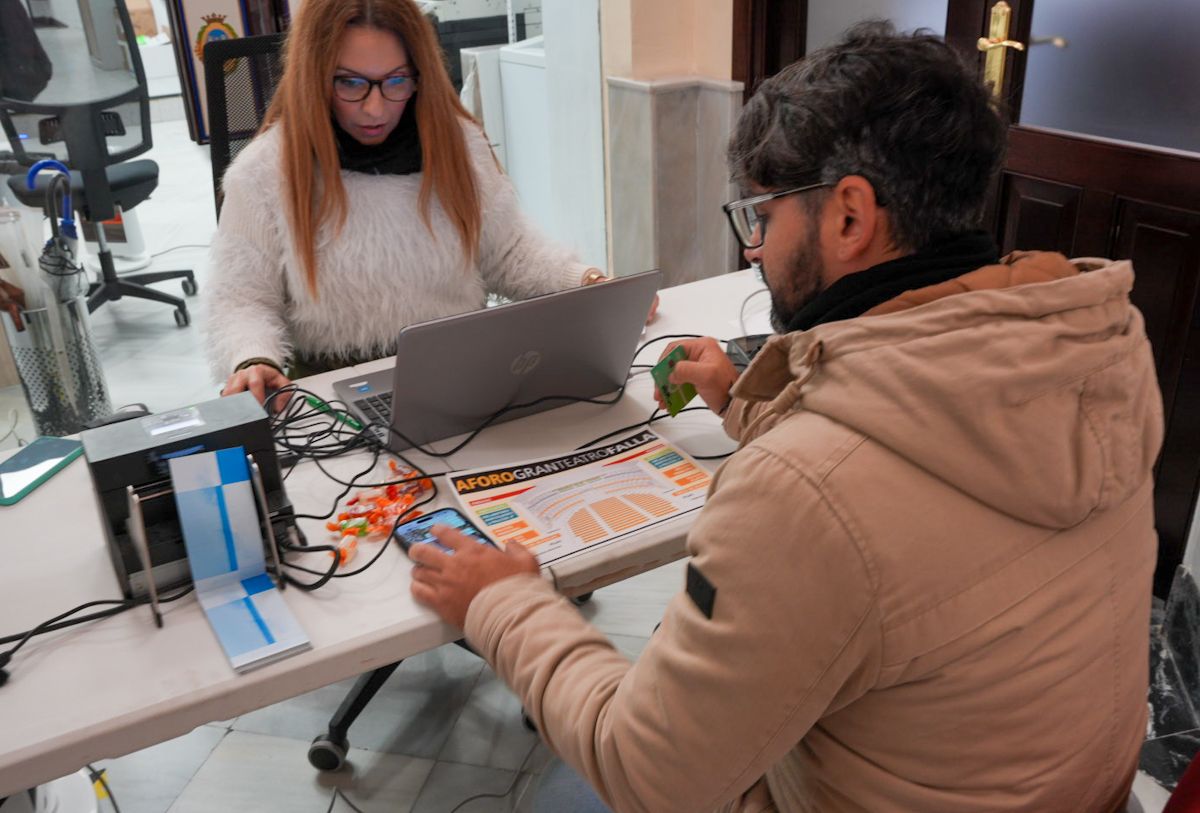 Un aficionado comprando entradas para el COAC.