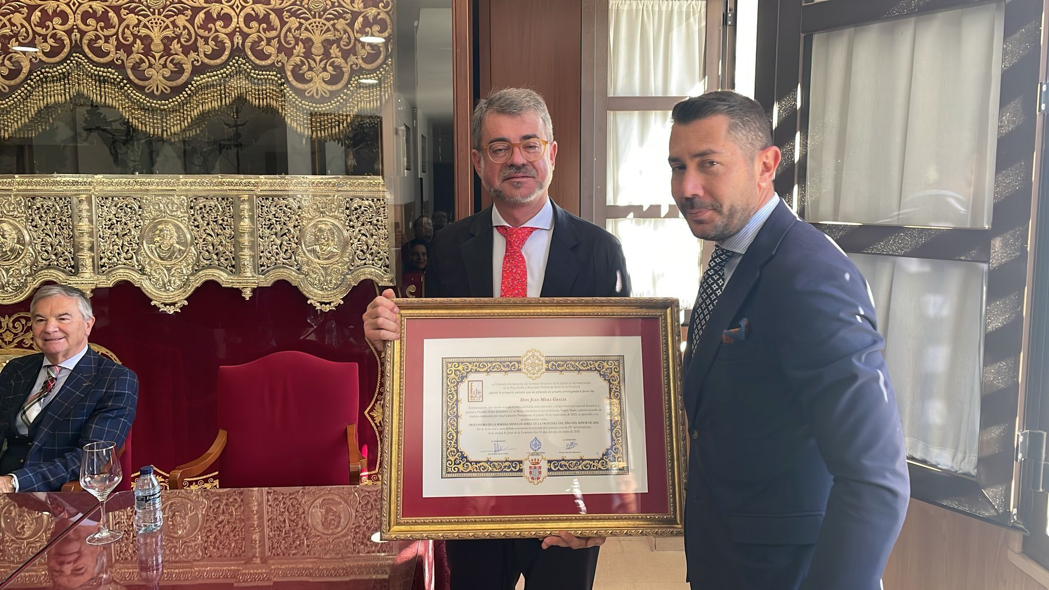 El pregonero con la patente y el vicepresidente de la Unión de Hermandades. 