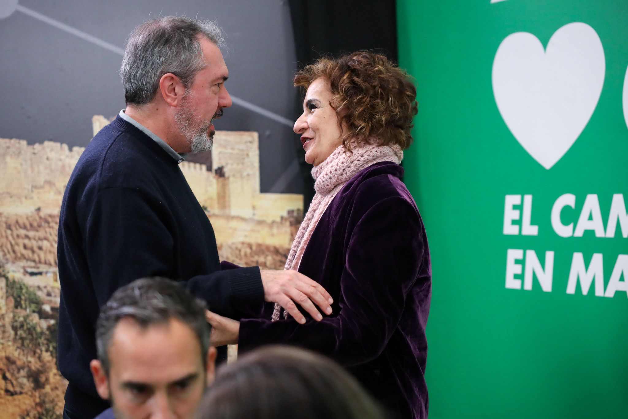 María Jesús Montero saluda, este sábado, a Juan Espadas, en la interparlamentaria del PSOE-A en Alcalá de Guadaíra.