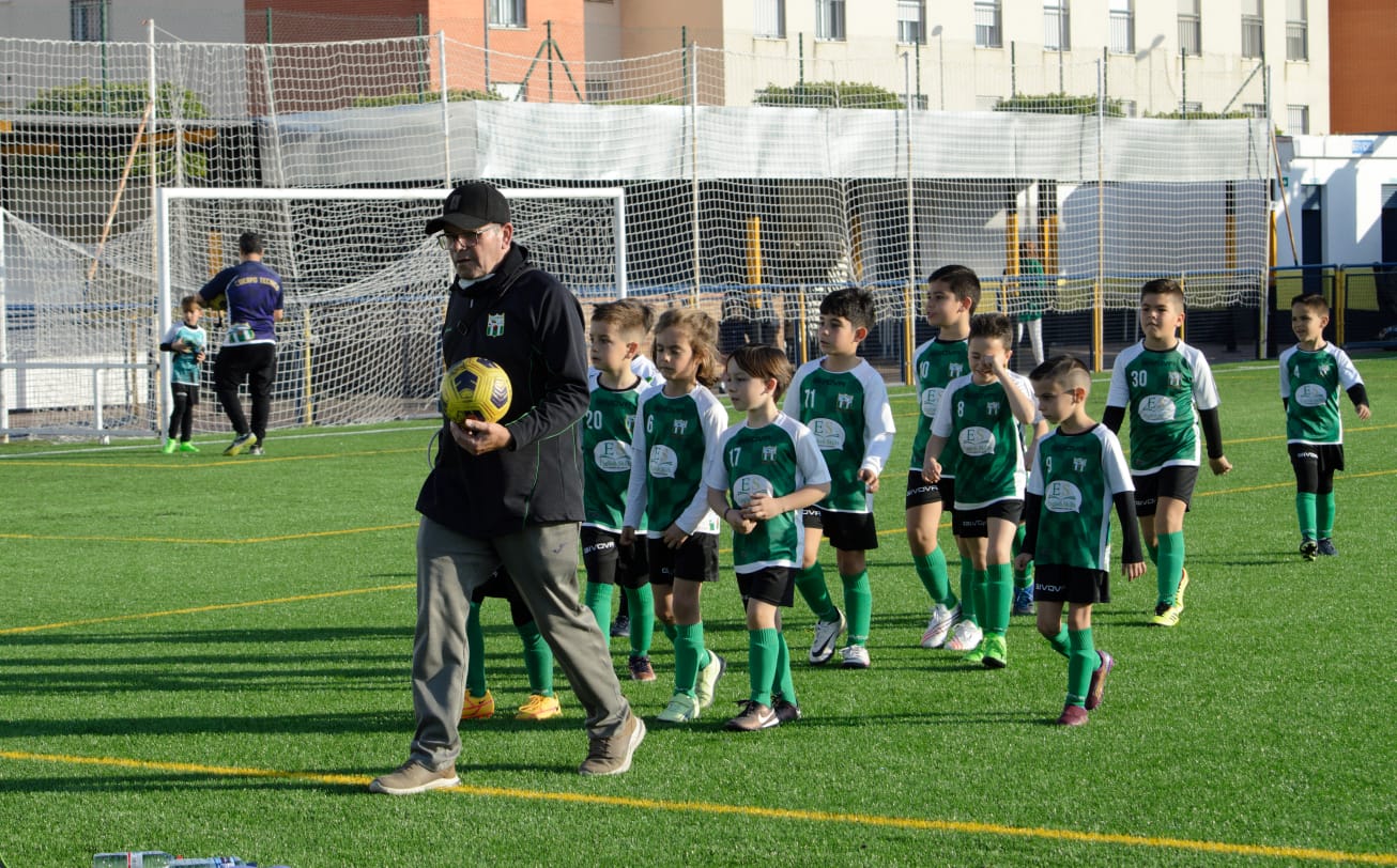 Eduardo Fernández Mercado, en un entrenamiento con sus pequeños en el estadio municipal Marismas de Los Palacios.