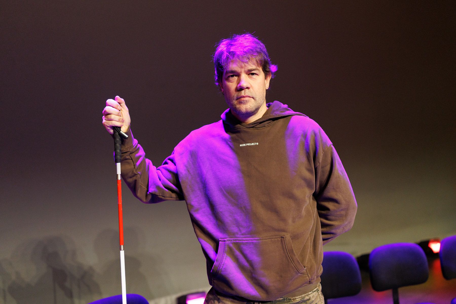 El cómico Juan Dávila, con su famoso bastón en la mano sobre las tablas del Villamarta.