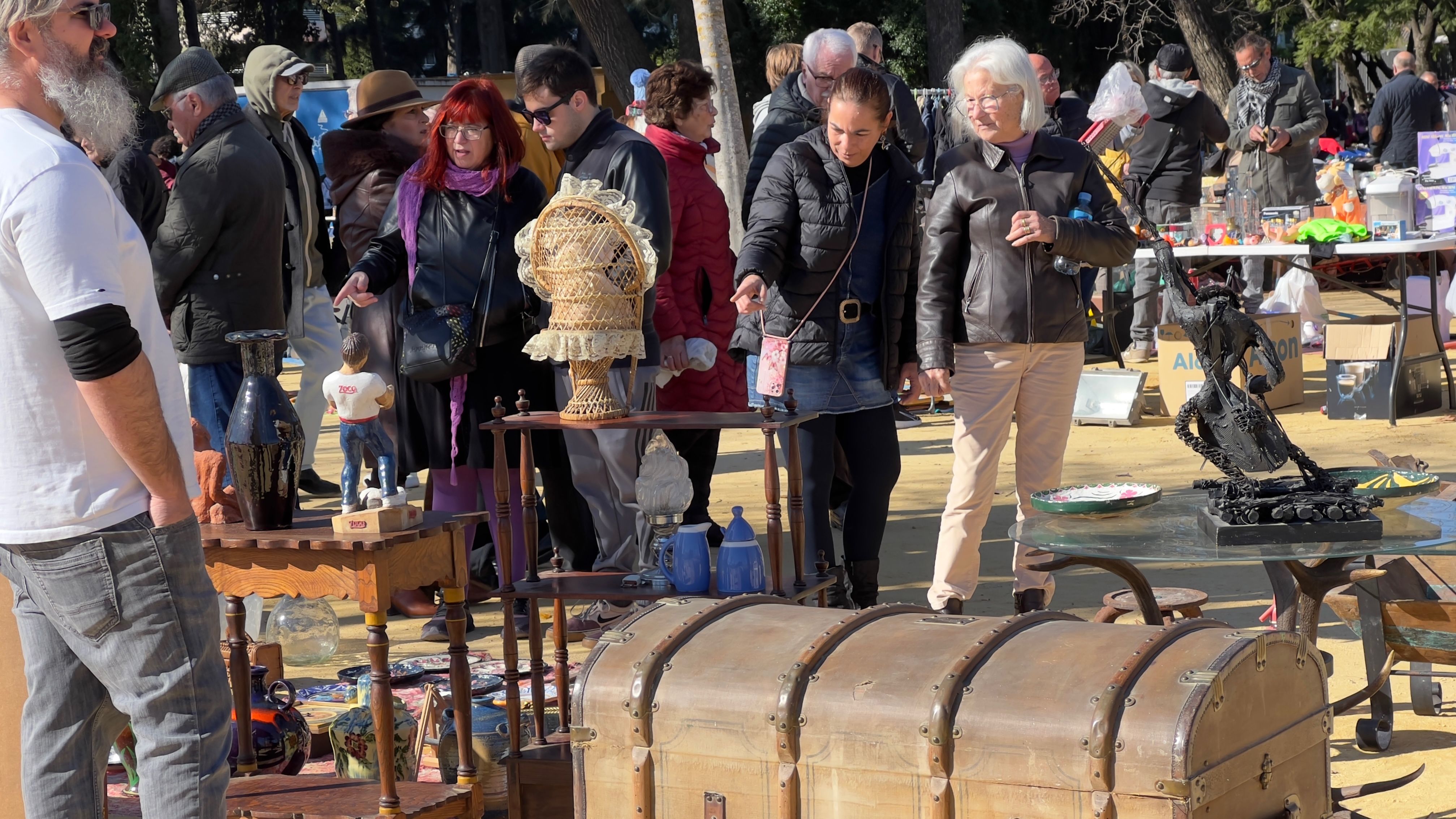 Curiosos pasean, este segundo domingo de enero, entre los puestos del rastrillo de los domingos en Jerez.