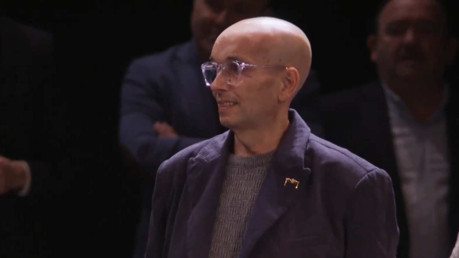 El Ensaladilla recogiendo su antifaz.