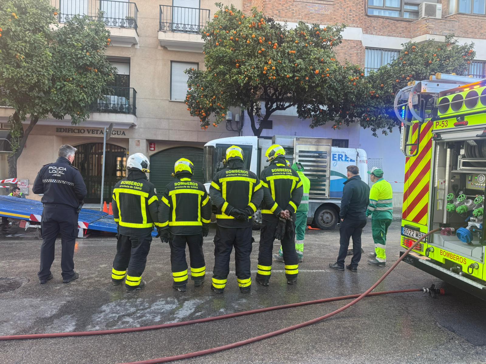Efectivos, tras actuar en el incendio de la barredora.