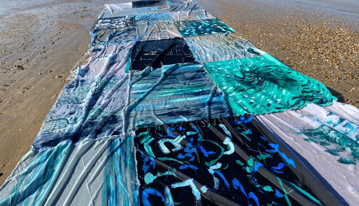 La alfombra confeccionada en la playa.