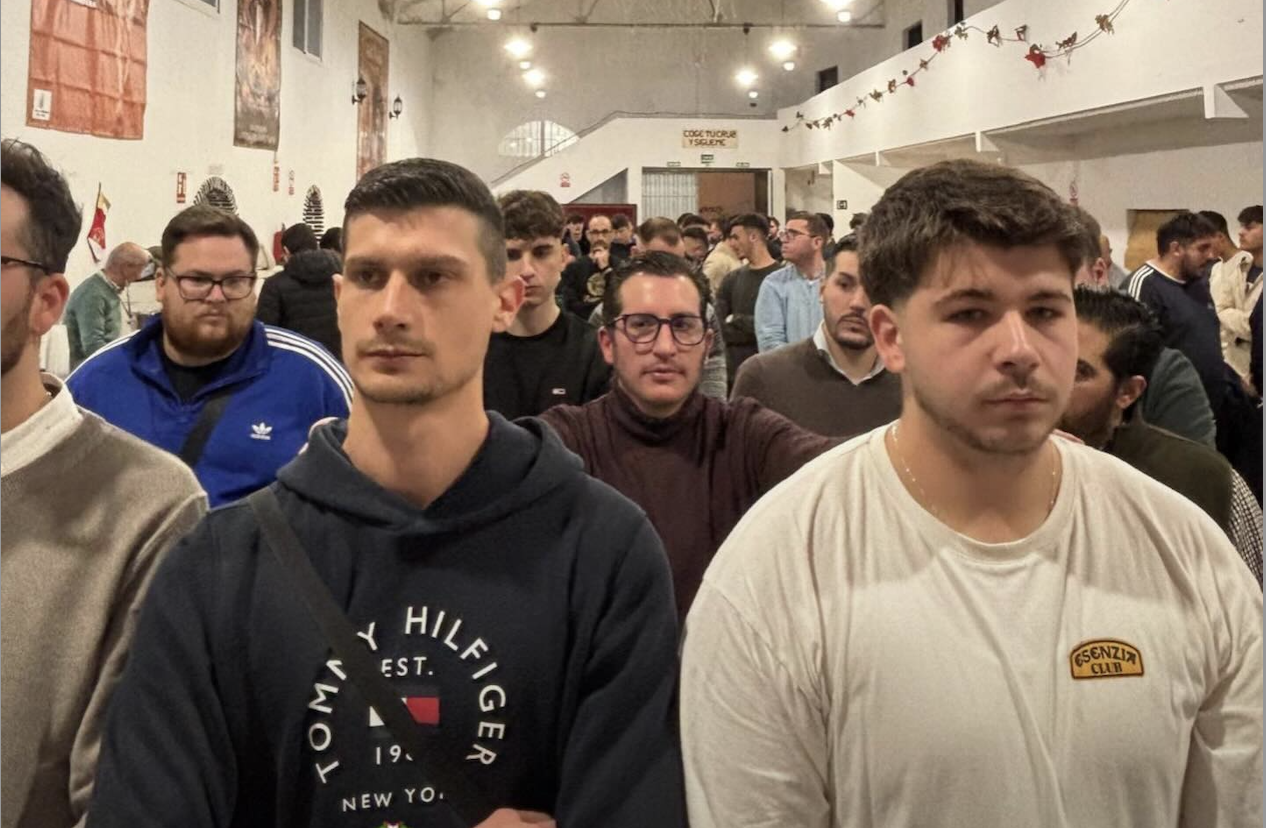 El capataz David Grilo igualando a los costaleros de la Hermandad del Cristo del Amor. 