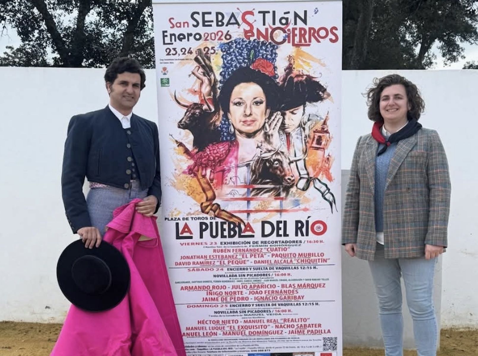 Morante de la Puebla reparece para presentar la festividad de San Sebastián en La Puebla del Río, junto a Lola Prosper.