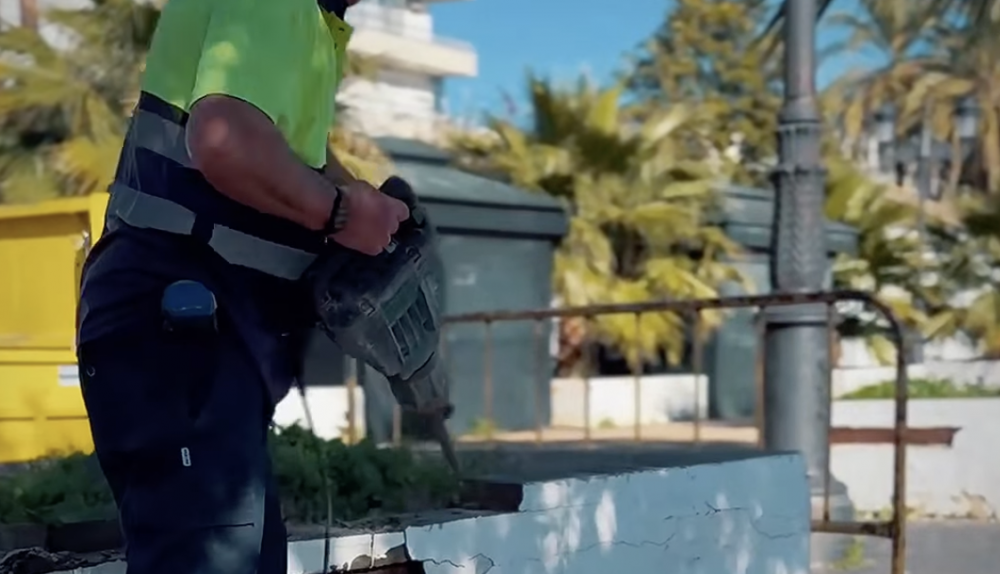 Los obreros quitan los alcorques.