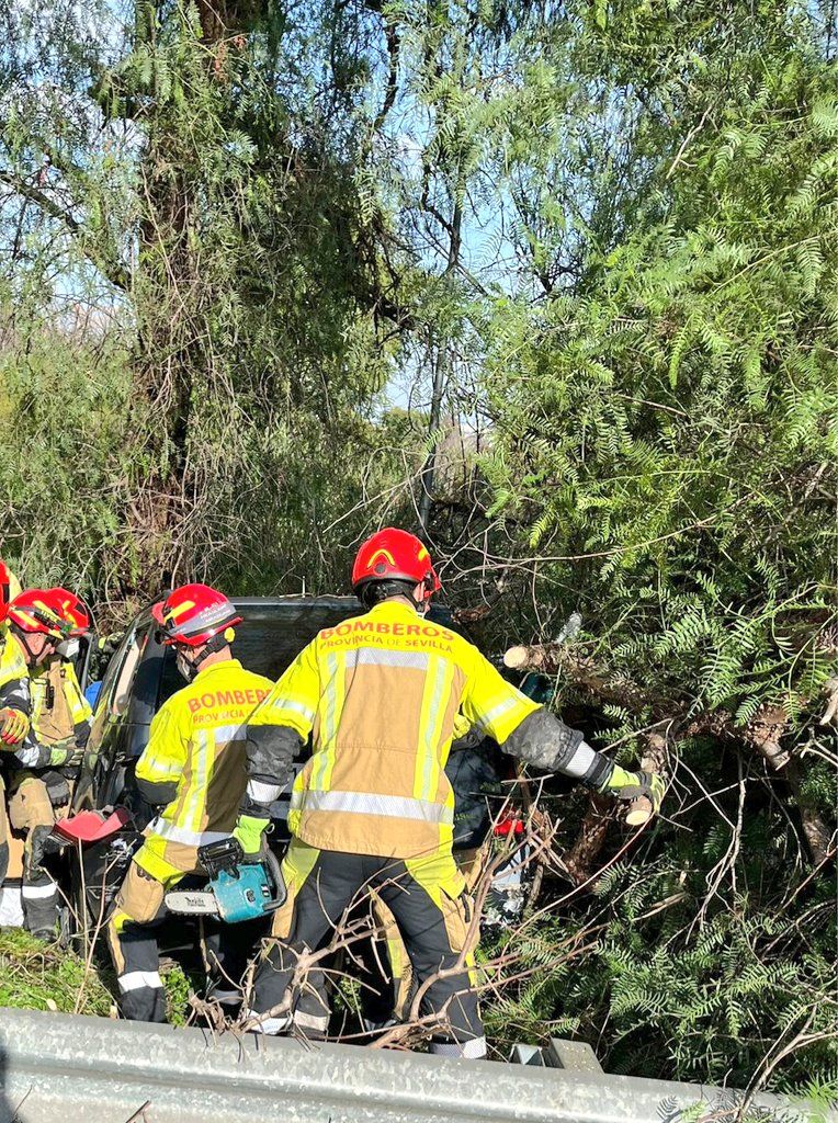 Bomberos del Aljarafe, actuando en el accidente.