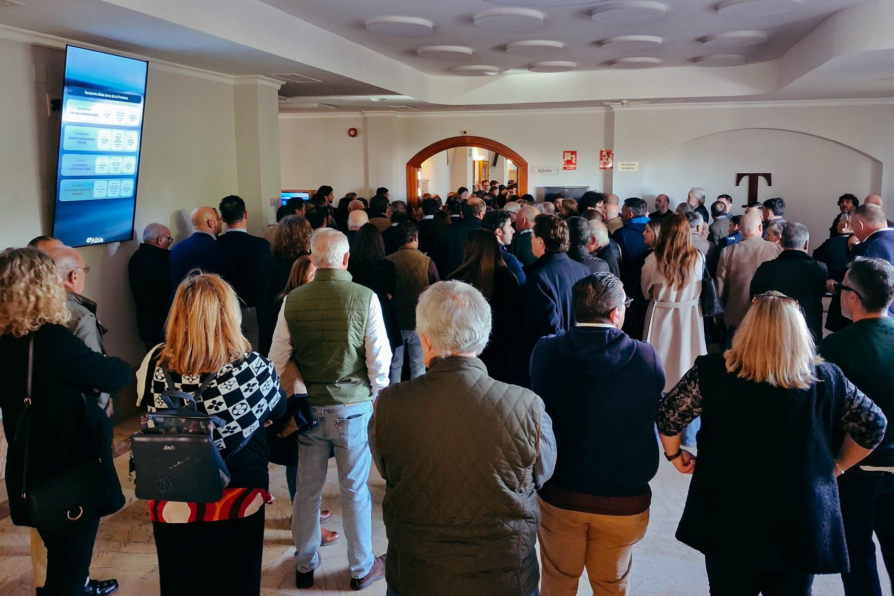 El hall del tanatorio, repleto en el último adiós a Pepe Ballesteros.