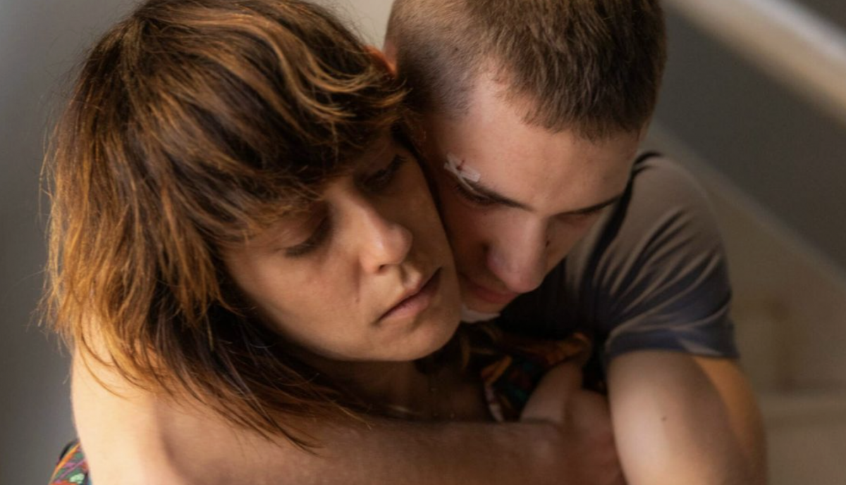 Hugo Welzel junto a María León en 'El hijo zurdo'.