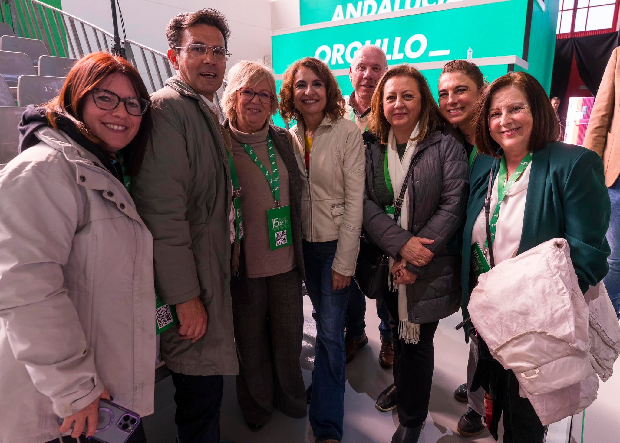 Paco Cuenca, con Montero y dirigentes del PSOE, en el pasado congreso de febrero del partido en Andalucía.