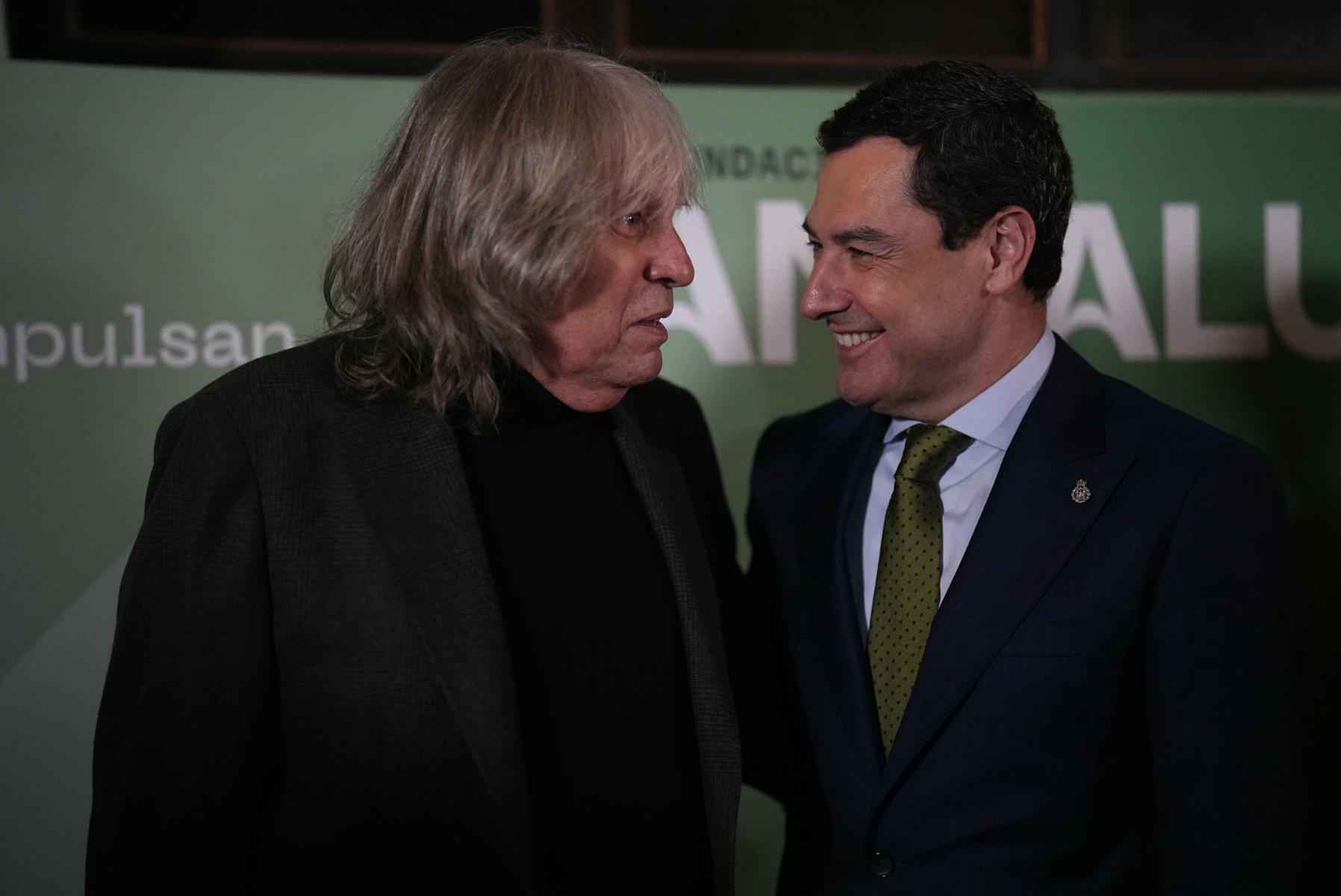 José Mercé, junto al presidente de la Junta de Andalucía, Juanma Moreno.