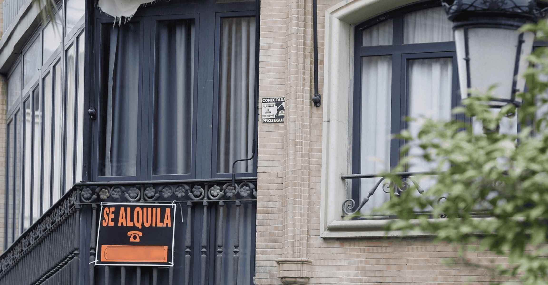 Una vivienda con el cartel de 'se alquila'.