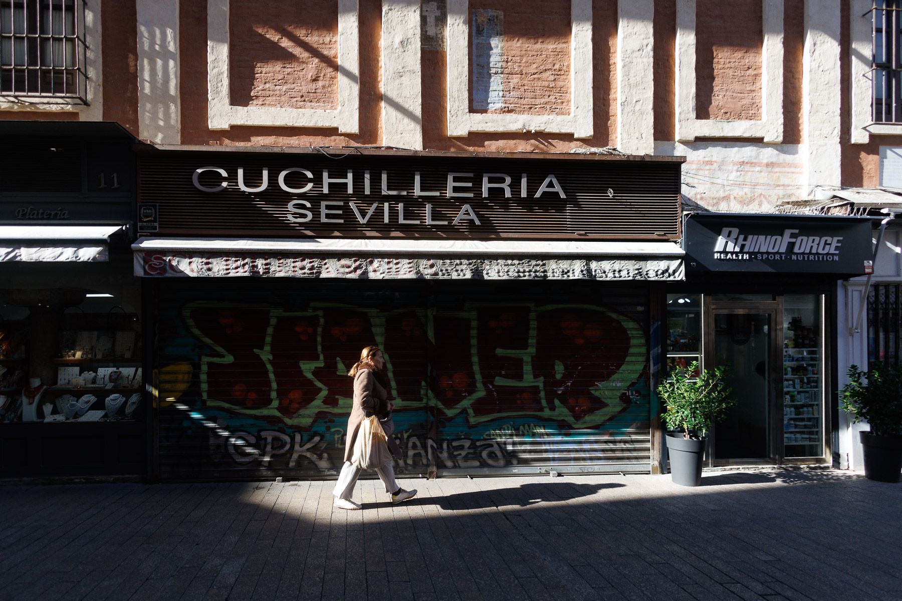 El comercio tradicional languidece en el corazón de una ciudad conquistada por el turismo. El comercio tradicional languidece en el corazón de una ciudad conquistada por el turismo.