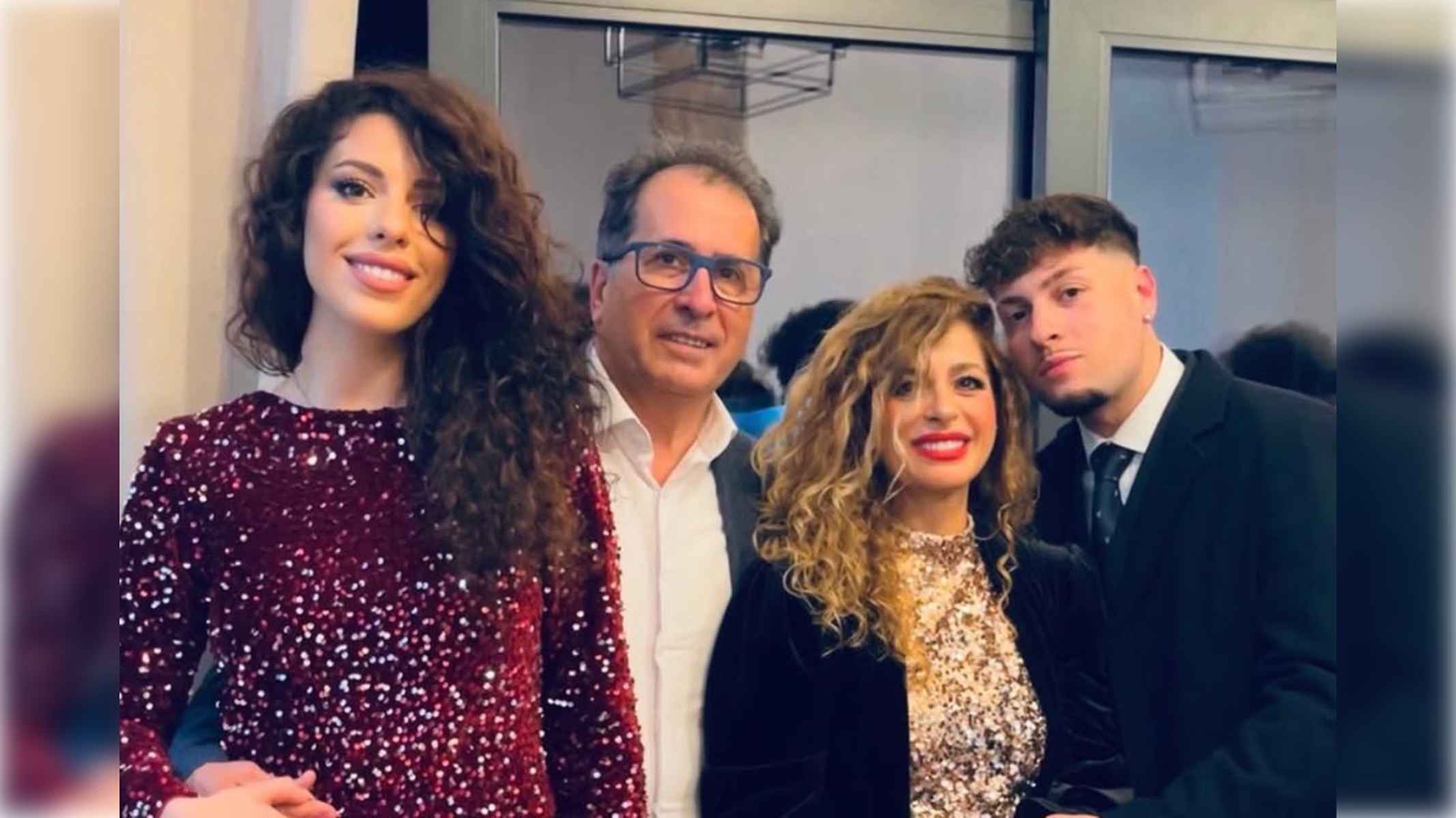 Maite, junto a Pepe Ballesteros, su madre y su hermano.