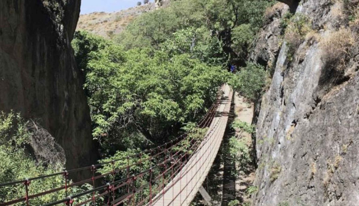 Puente colgante en el sendero de Los Cachorros, en Monachil (Granada).