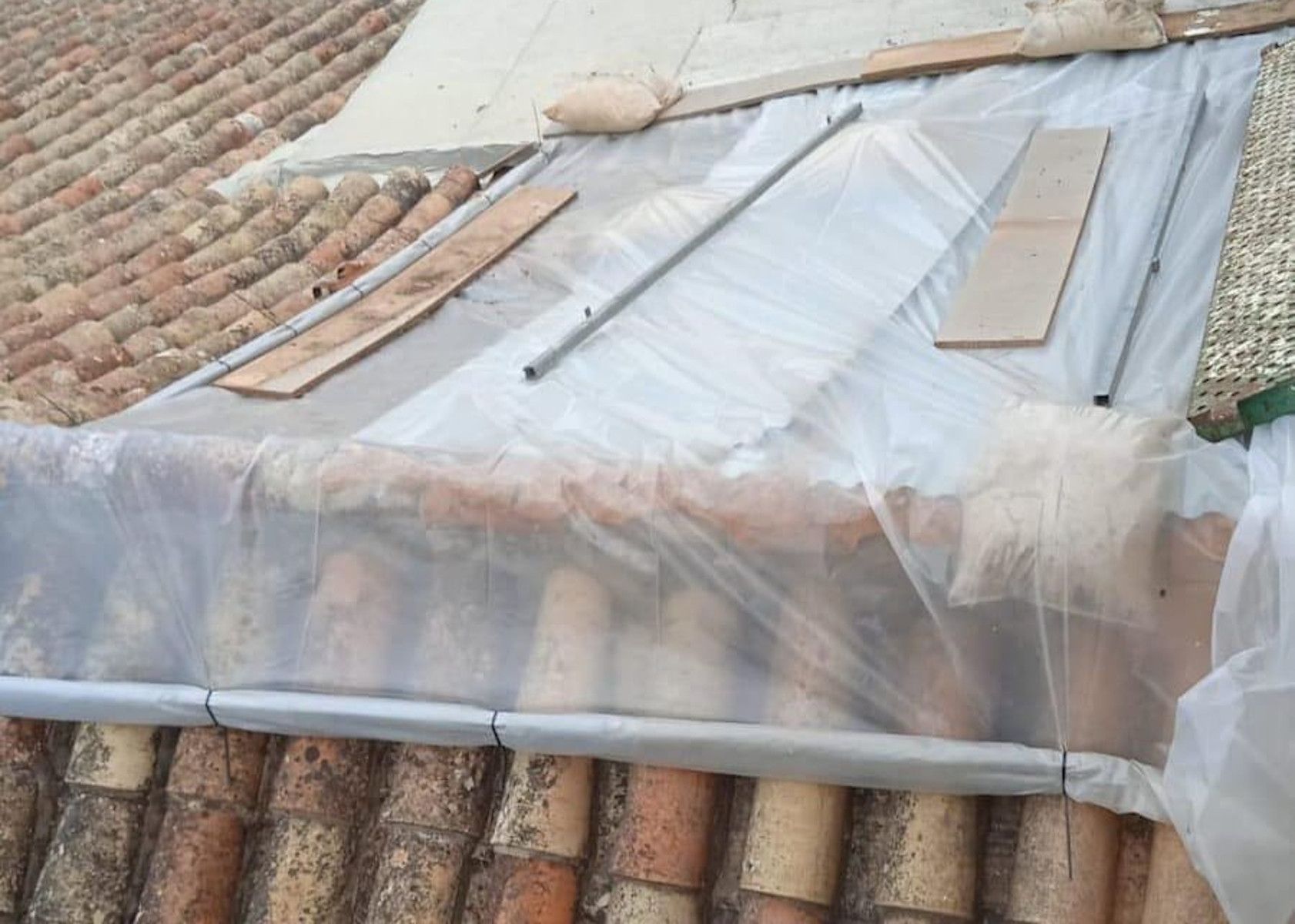 Plásticos improvisados en la capilla de las Ánimas en Sanlúcar.