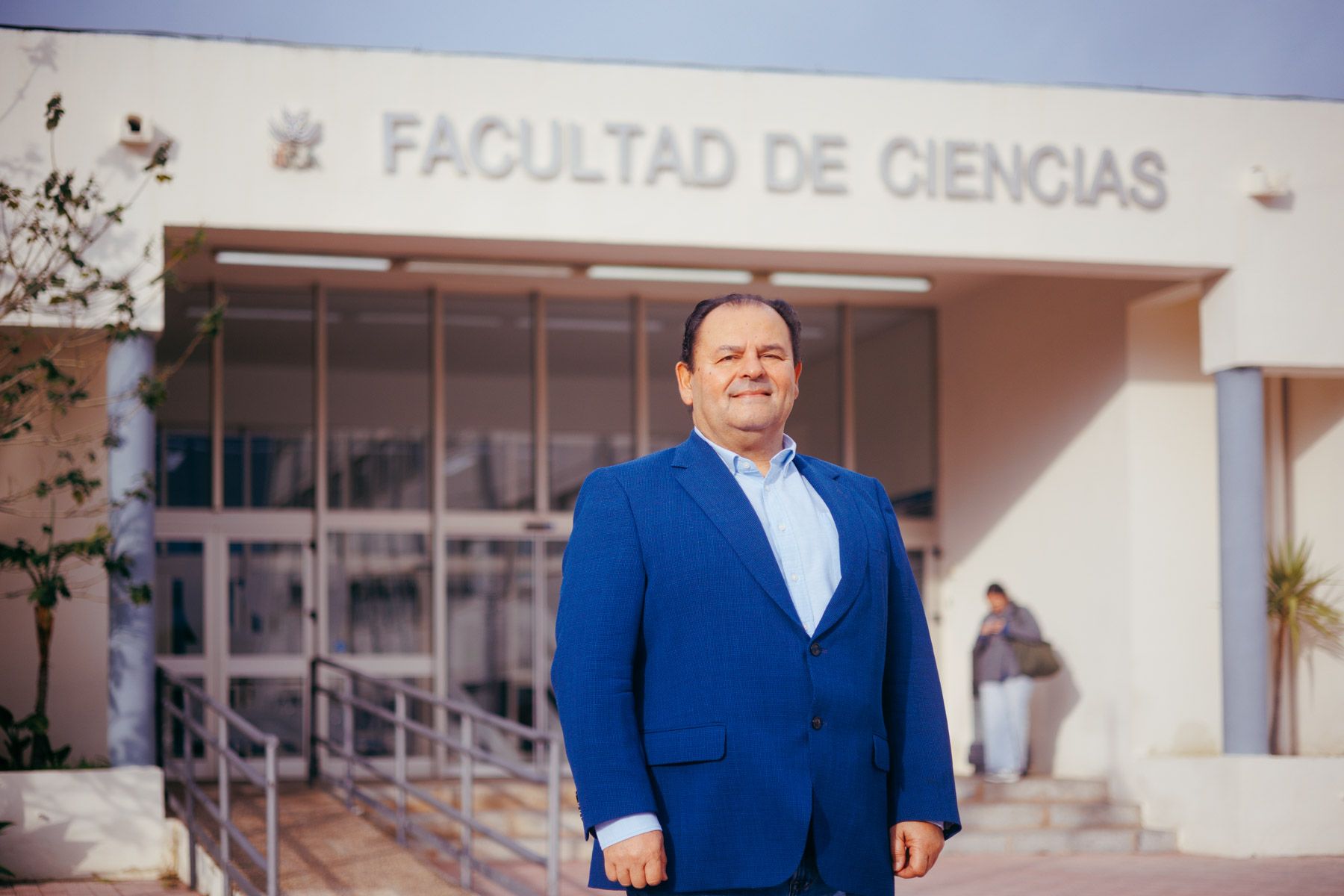 Manuel Jiménez Tenorio, posando delante de la Facultad de Ciencias, el investigador centrado en las biomoléculas. Manuel Jiménez Tenorio, posando delante de la Facultad de Ciencias, el investigador centrado en las biomoléculas.