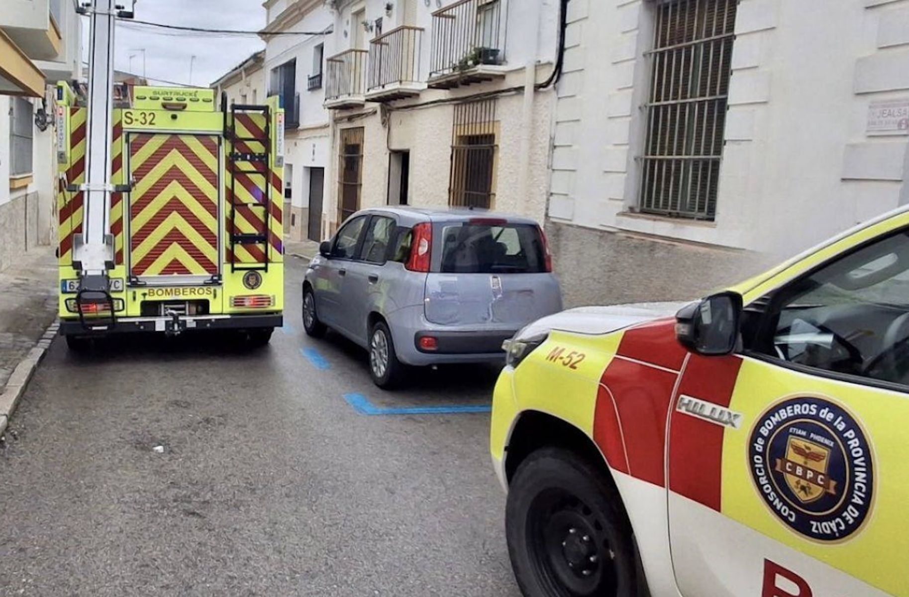 Los bomberos y la Policía Local llegan a la calle Martín Fernández, donde un muro ha dejado atrapadas a cinco personas en Jerez.