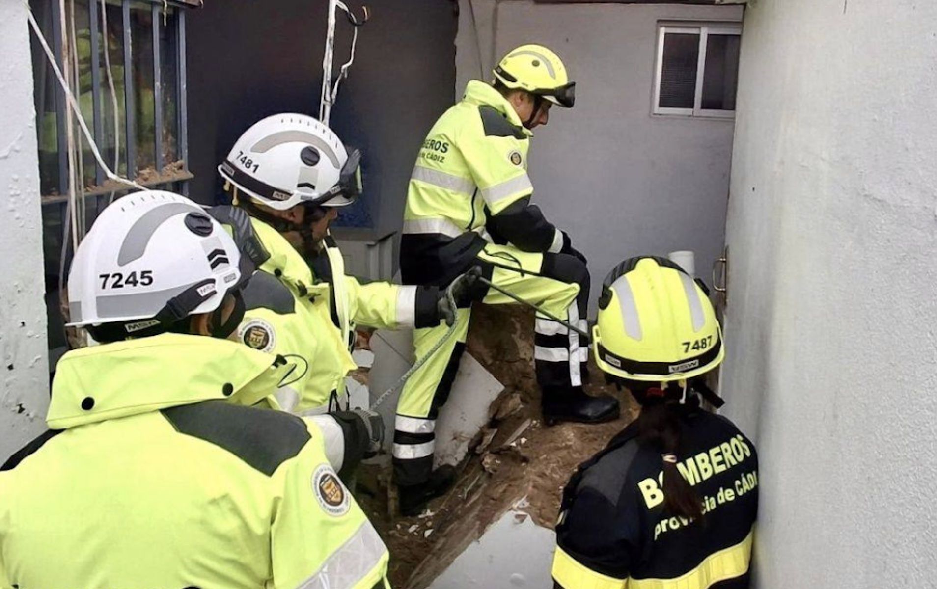 Bomberos en la intervención de la calle Martín Fernández. Bomberos en la intervención de la calle Martín Fernández.