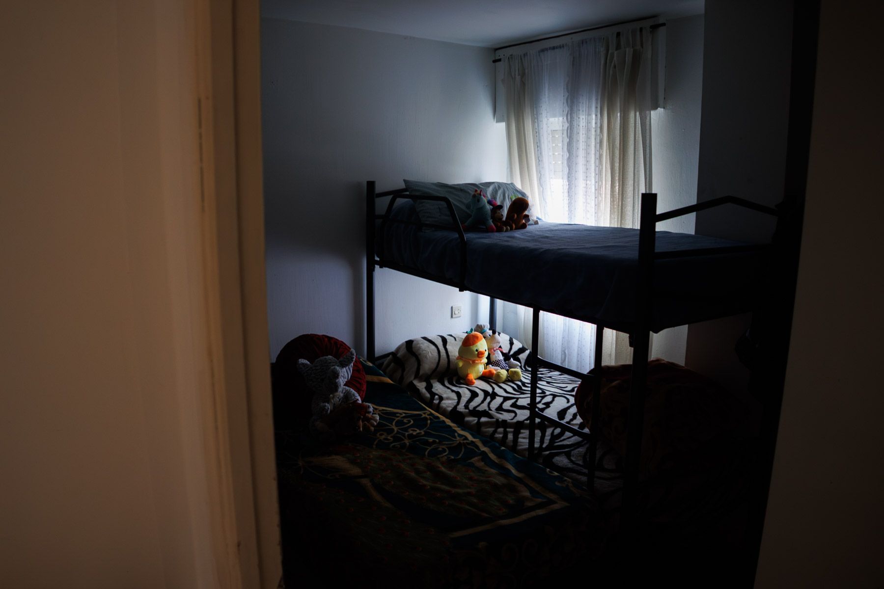 Una habitación de menores, en un piso bajo amenaza de desahucio, en una imagen reciente.