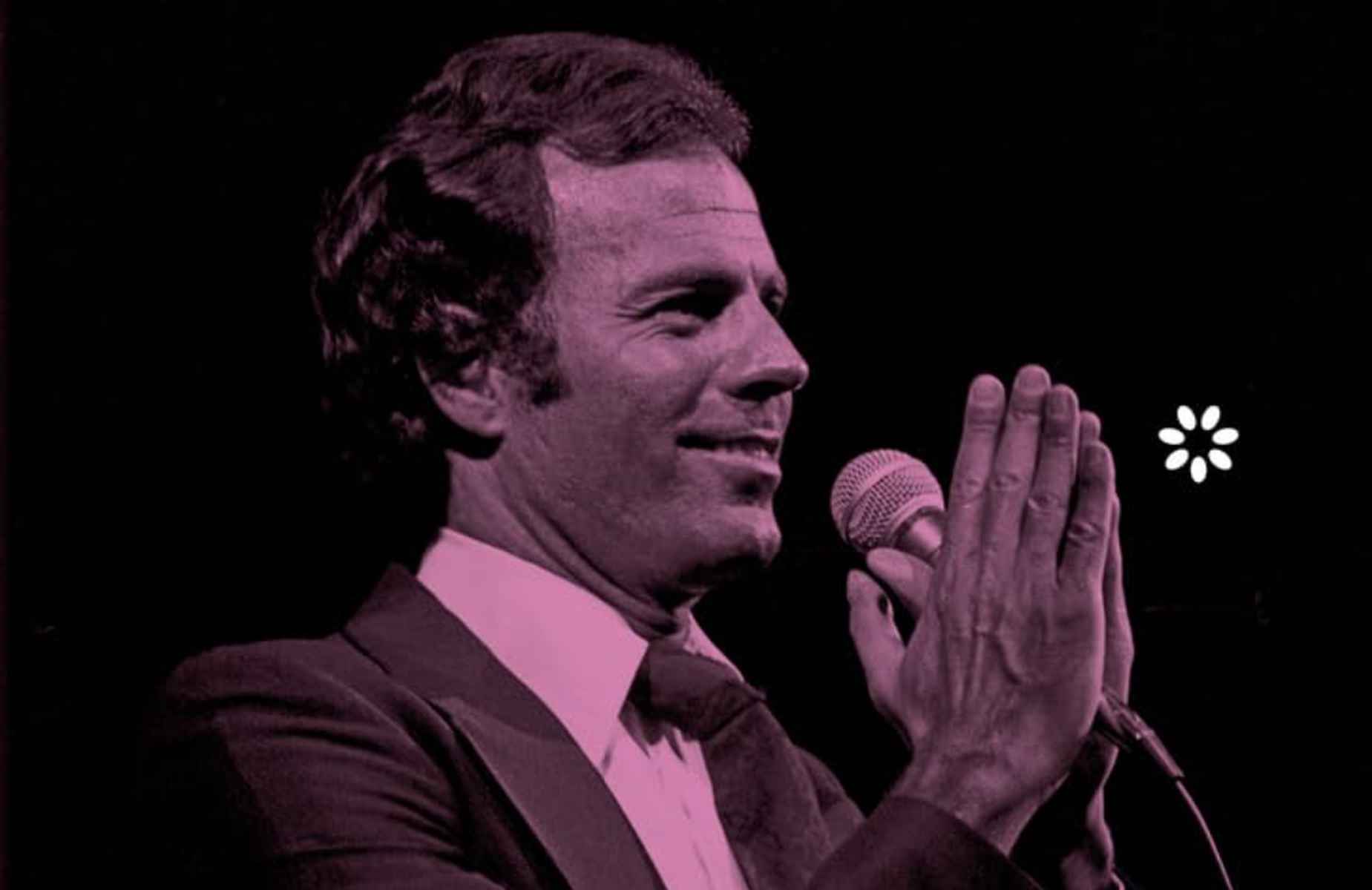 Julio Iglesias, en la cubierta del libro que Libros del Asteroidea ha anunciado que actualizará.