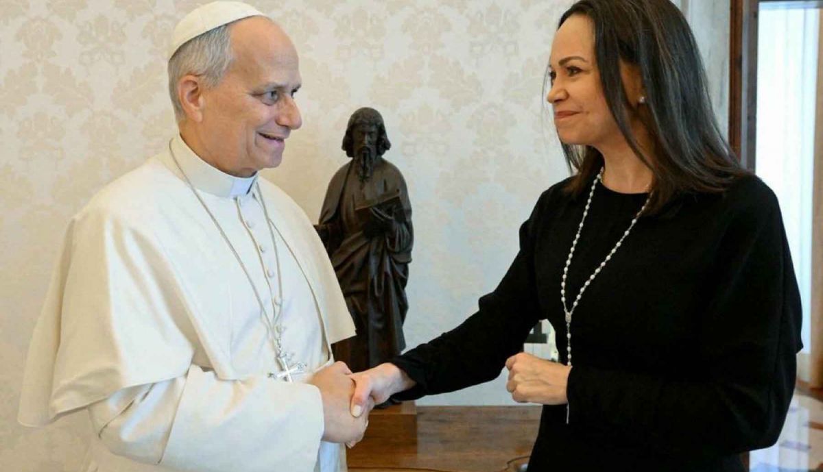 El Papa León XIV, este lunes, recibiendo en audiencia en el Vaticano a la Premio Nobel de la Paz, la venezolana María Corina Machado