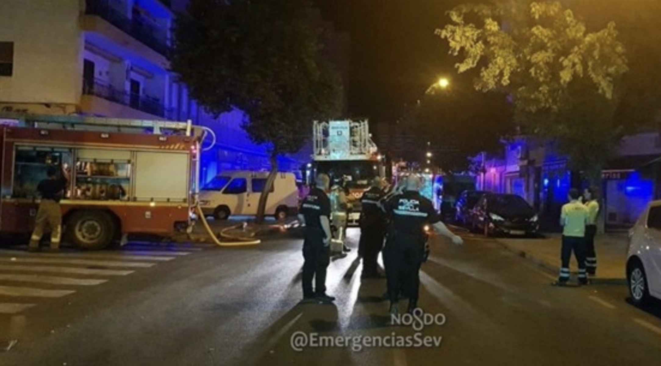 Imagen de archivo de una intervención tras un incendio en Sevilla.