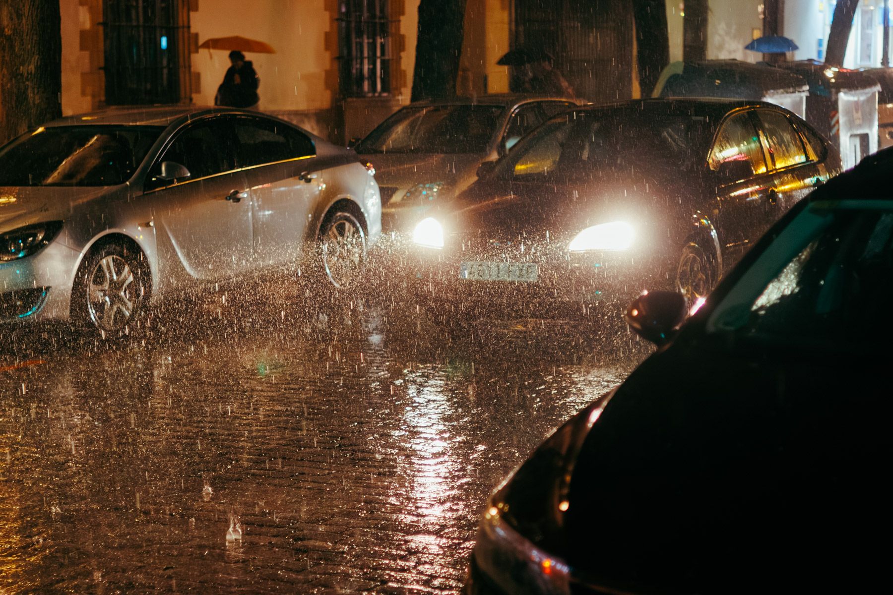 Coches bajo la lluvia, en una imagen reciente.